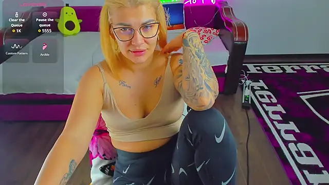 Snapshot of MiaKiittyy chatting on November 2025 01:17:02 AM MiaKiittyy online show from November 2025 01:17:02 AM