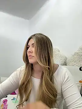 MiaKiittyy online show from May 2026 08:12:02 PM