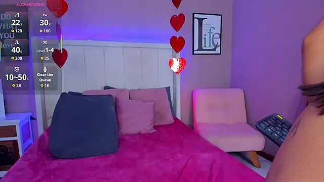 sarahyessica online show from April 2026 07:32:01 PM