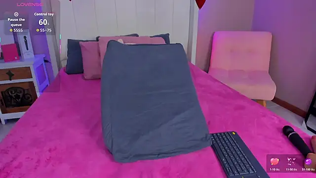 sarahyessica online show from April 2026 09:39:33 PM