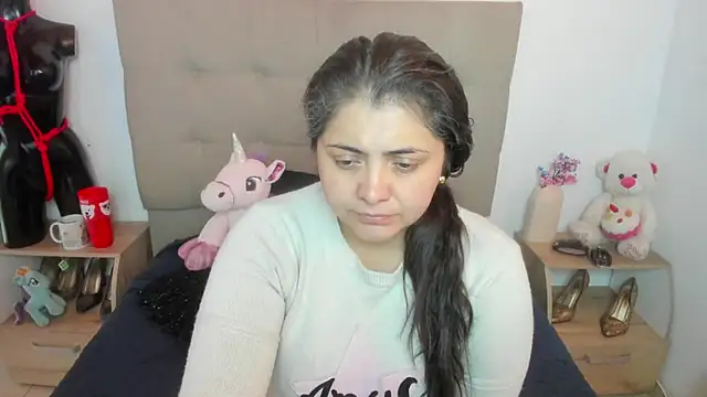 TifanyAmazinng online show from November 2025 12:32:01 PM