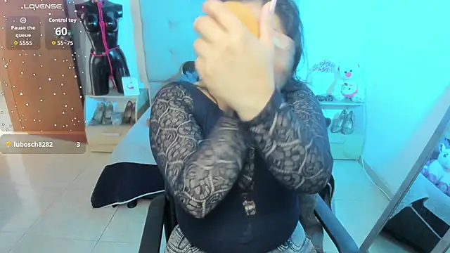 TifanyAmazinng online show from December 2025 12:31:01 PM