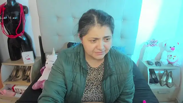 TifanyAmazinng online show from December 2025 12:15:02 PM