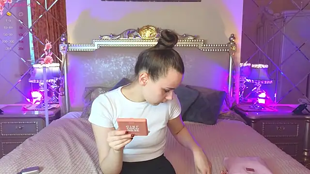 Kelly Cartier online show from October 2025 12:06:02 PM