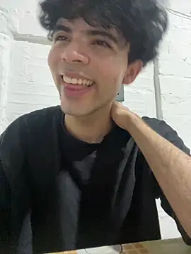 Snapshot of Axel-Mejia chatting on May 2026 01:04:01 AM Axel-Mejia online show from May 2026 01:04:01 AM