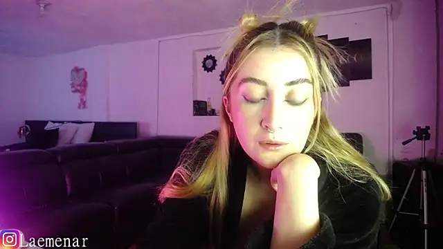 Saraa-Smith online show from November 2025 07:40:02 PM