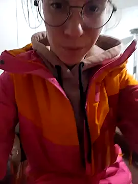 HoneySquirrel online show from December 2025 04:05:02 PM