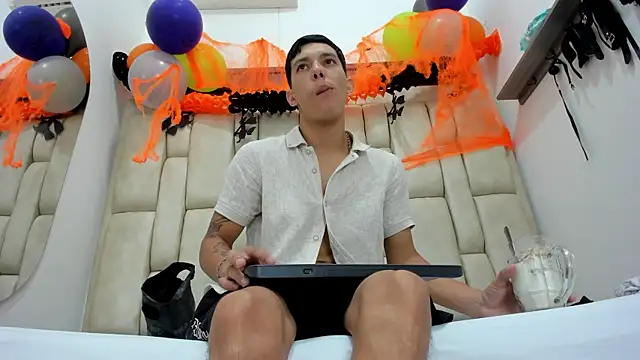 Snapshot of ZafiroAndFlynn chatting on October 2025 07:36:01 PM ZafiroAndFlynn online show from October 2025 07:36:01 PM