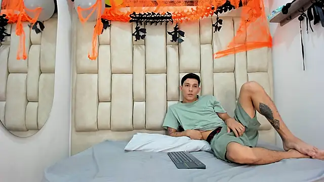 Snapshot of ZafiroAndFlynn chatting on October 2025 09:05:02 PM ZafiroAndFlynn online show from October 2025 09:05:02 PM