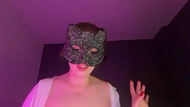 Lunahadidd online show from April 2026 06:10:02 PM