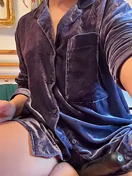 Snapshot of DahliaVonLure chatting on February 2026 12:32:02 AM DahliaVonLure online show from February 2026 12:32:02 AM