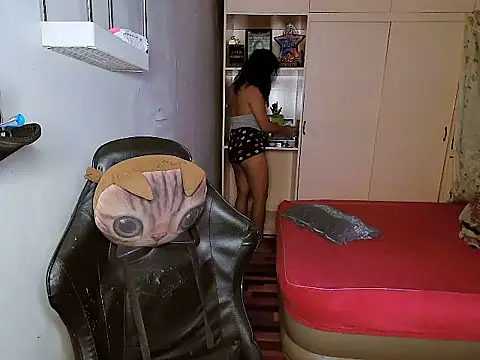 YourNikkieXxx online show from December 2025 06:36:02 PM