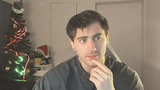 Snapshot of Oscar_Miller_ chatting on December 2025 09:28:02 PM Oscar Miller online show from December 2025 09:28:02 PM