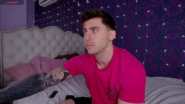 Snapshot of Oscar_Miller_ chatting on November 2025 09:03:02 PM Oscar Miller online show from November 2025 09:03:02 PM