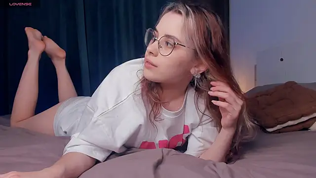 VedaSchulz online show from November 2025 06:52:02 PM