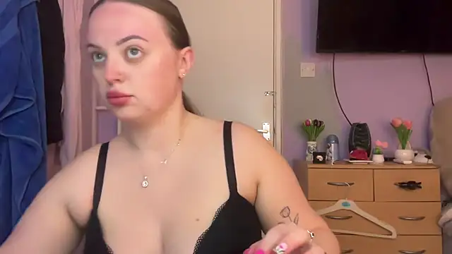 SexySashaxox online show from April 2026 07:48:01 PM