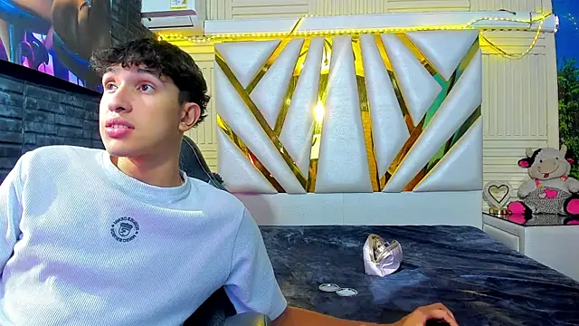 ChanellandMax online show from November 2025 01:22:02 PM