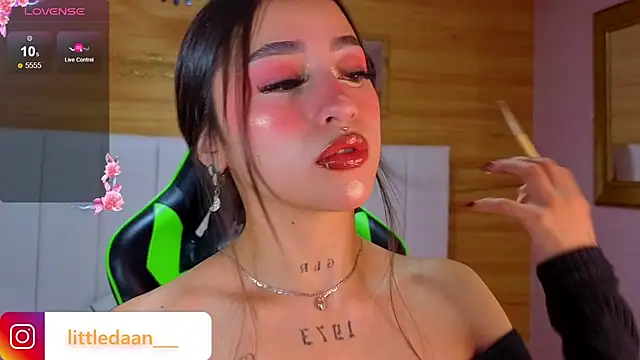 Abril Velvet a  online show from December 2025 12:52:02 PM