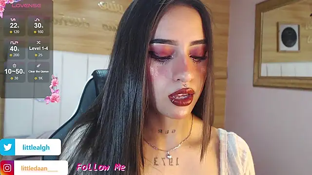 Abril Velvet a  online show from November 2025 01:37:02 PM