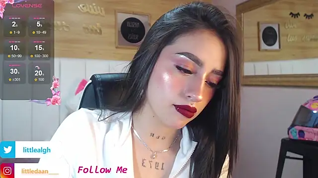 Abril Velvet a  online show from October 2025 01:34:01 PM