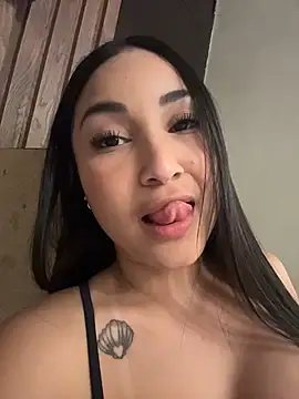 ReinaChloe online show from November 2025 05:23:01 AM