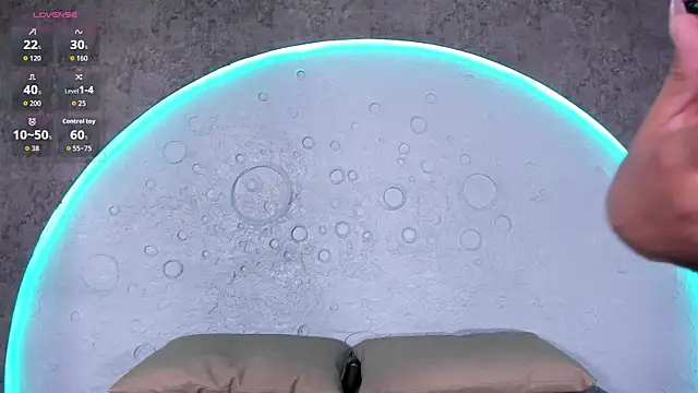 ReinaChloe online show from October 2025 04:37:01 PM