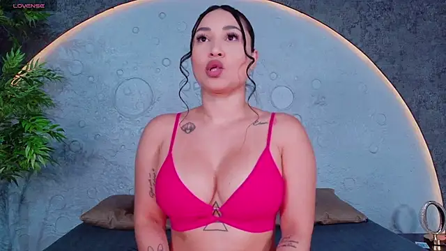 ReinaChloe online show from May 2026 04:36:02 PM