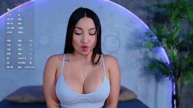 ReinaChloe online show from April 2026 04:36:02 PM