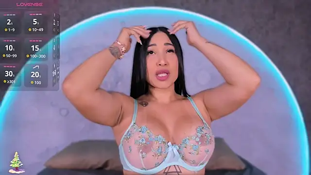 ReinaChloe online show from November 2025 04:11:02 PM