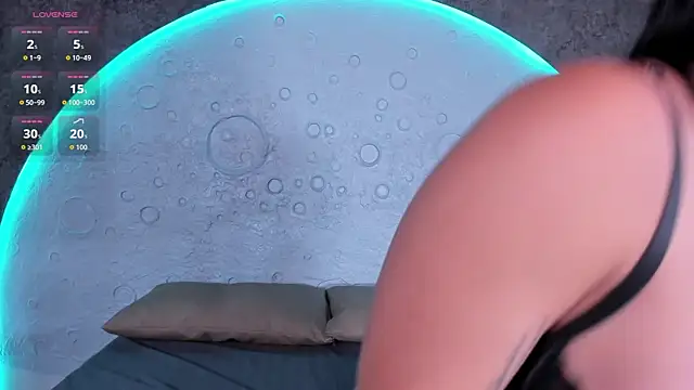 ReinaChloe online show from October 2025 04:37:02 PM