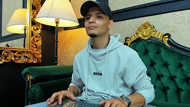 AlessandroKiing online show from May 2026 09:35:02 PM