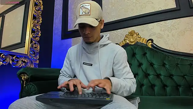 Snapshot of AlessandroKiing chatting on September 2025 02:35:01 PM AlessandroKiing online show from September 2025 02:35:01 PM