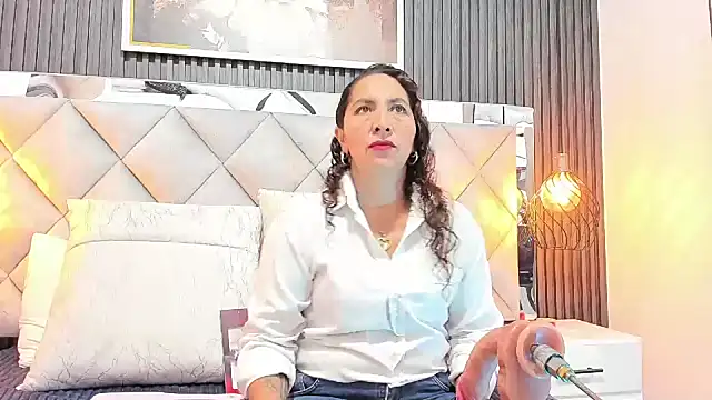 Luna Naughty1 online show from October 2025 02:36:02 PM