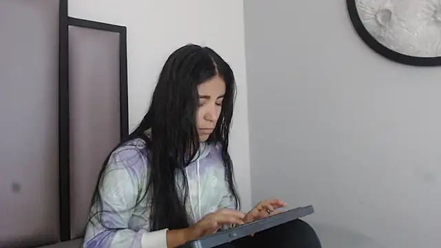 Lucy-23 online show from November 2025 04:12:01 AM