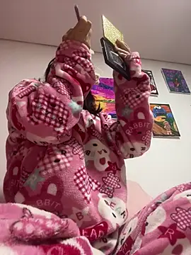 larsonbeverly online show from March 2026 04:01:01 AM