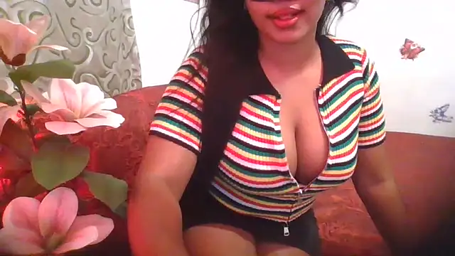 Snapshot of LustInLips chatting on June 2026 03:28:01 PM LustInLips online show from June 2026 03:28:01 PM
