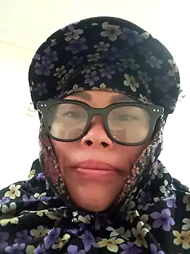 Snapshot of CoMay003 chatting on November 2025 06:13:02 AM CoMay003 online show from November 2025 06:13:02 AM