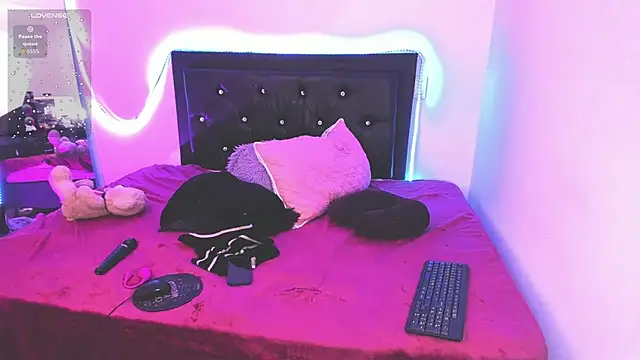 samiacooper25 online show from November 2025 09:37:01 PM