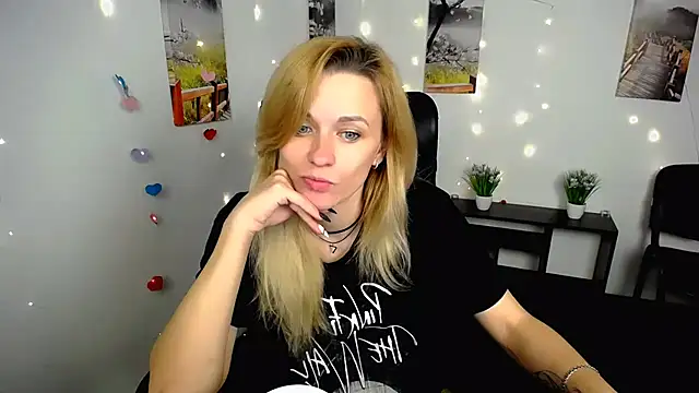 Snapshot of PeppyMia chatting on November 2025 07:00:02 AM PeppyMia online show from November 2025 07:00:02 AM