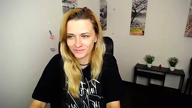 Snapshot of PeppyMia chatting on October 2025 07:07:01 AM PeppyMia online show from October 2025 07:07:01 AM