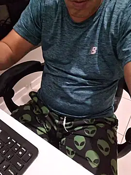 Carloskasado online show from October 2025 12:00:02 AM