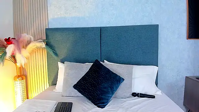 Laura Ivy online show from March 2026 01:01:01 PM