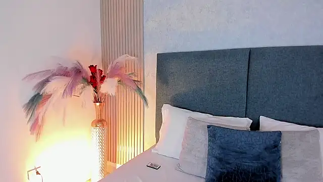 Laura Ivy online show from April 2026 01:23:02 PM