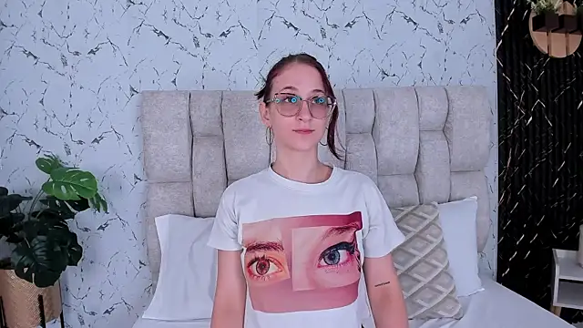 Snapshot of Laura_Ivy chatting on November 2025 12:55:02 PM Laura Ivy online show from November 2025 12:55:02 PM