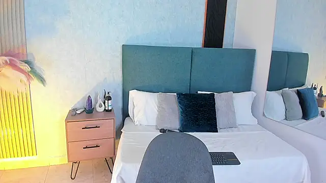 Laura Ivy online show from March 2026 12:31:01 PM