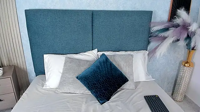 Snapshot of Laura_Ivy chatting on November 2025 01:00:02 PM Laura Ivy online show from November 2025 01:00:02 PM