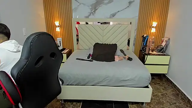 KAROLLJONES1 online show from October 2025 07:37:01 PM