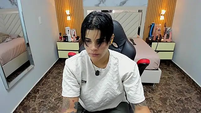 KAROLLJONES1 online show from January 2026 07:18:02 PM