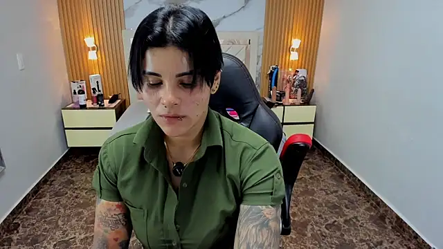 KAROLLJONES1 online show from December 2025 07:18:02 PM