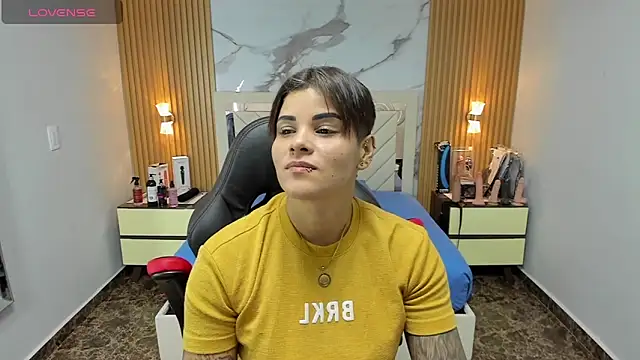 KAROLLJONES1 online show from November 2025 07:17:02 PM